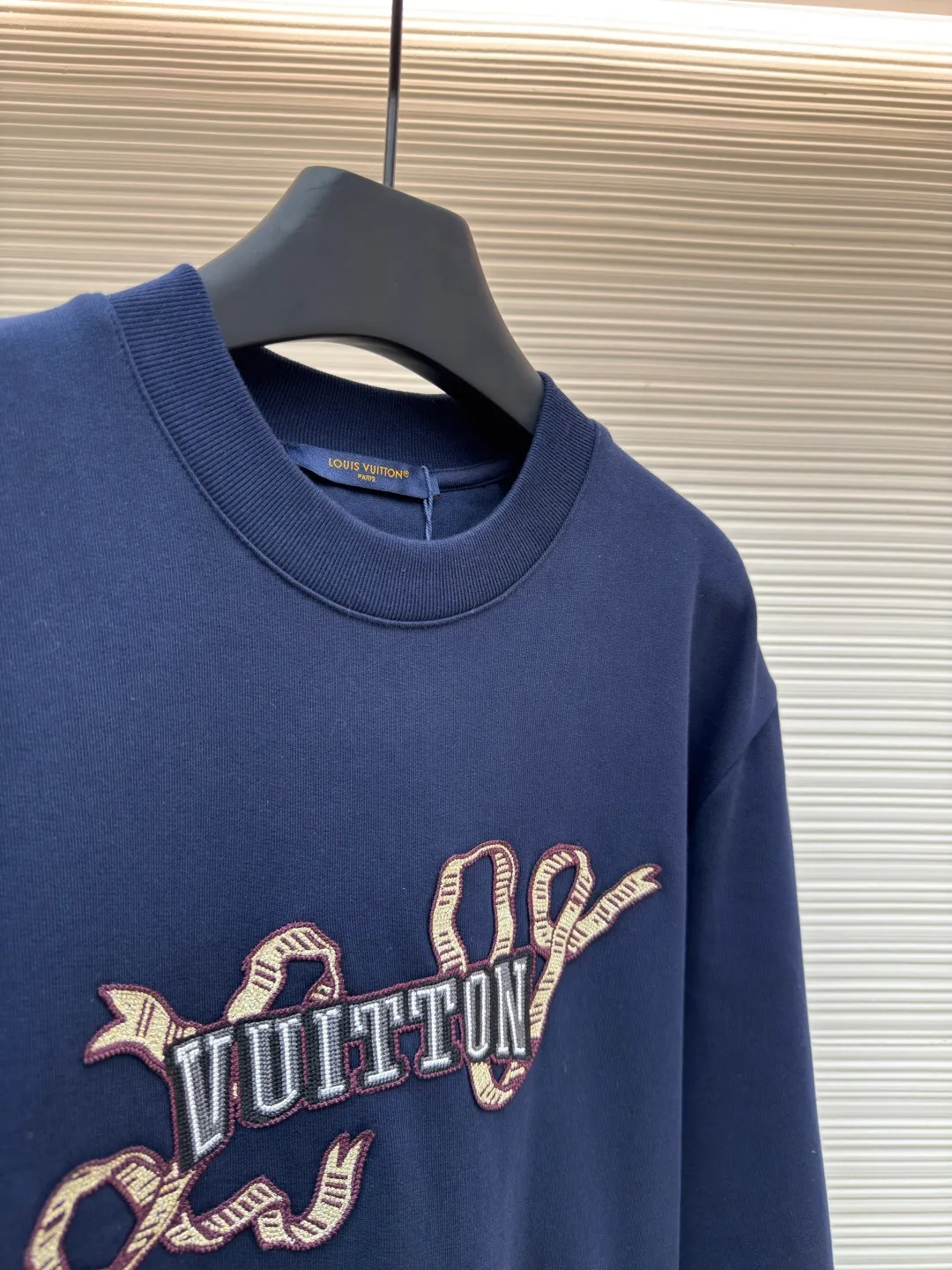 LOUISVUITTON pearlescent yarn Zhangzi sweatshirt ●Original version: purchased and developed for 10800 ●Item number: 1680727-A85 ●Fabric: double-ply large terry bottom sweatshirt fabric ●Technology: knitting ●Version: fitted version ●Weight: about 590 grams ●Size: XS-S-M-L ●Description: The fabric is made of cotton 32s double-ply large terry bottom sweatshirt fabric, matched with 26s double yarn 1*1 horizontal machine weaving thread, the front chapter is embroidered with a domestic high-speed embroidery machine, and the mesh bottom is padded with three layers of hot water sol material on top. Gold and silver thread + mercerized thread, the outer ring of the chapter adopts the Great Wall stitch method, and the inner part adopts the sun stitch method. The number of embroidery needles in the entire chapter reaches 150,000. The dense stacking of stitches is used to create a three-dimensional effect. The back panel is embroidered with three-dimensional flat embroidery with mercerized thread. The overall wiring is straight and delicate, the fabric is comfortable and soft, and the color is consistent without color difference. It can be matched with the same style to create a fashionable look and control various occasions. Customized accessories, complete with three standards, same style for men and women!